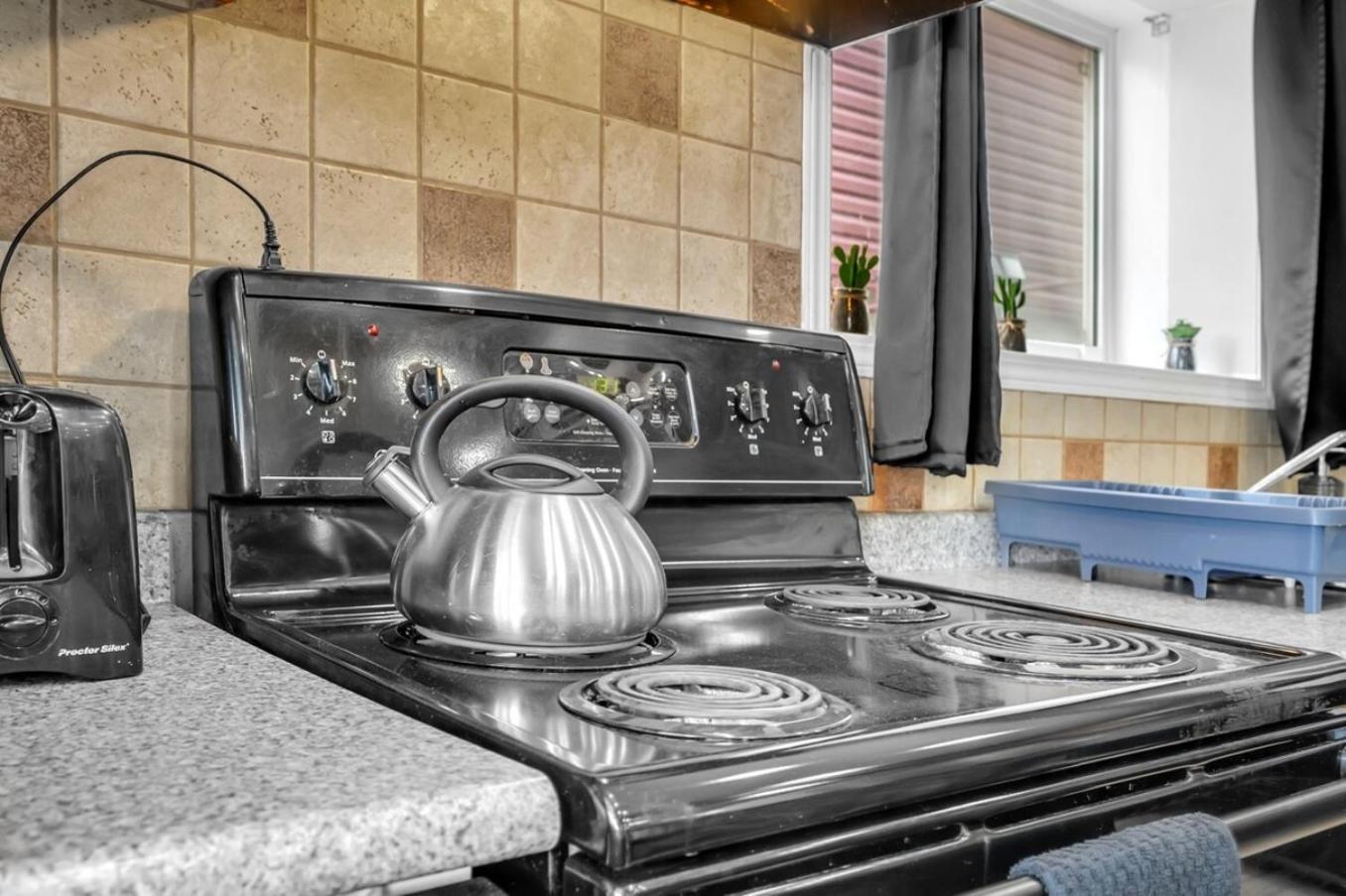 52-3 Bed Suite On Lake Central Ac By Airport Calgary Zewnętrze zdjęcie